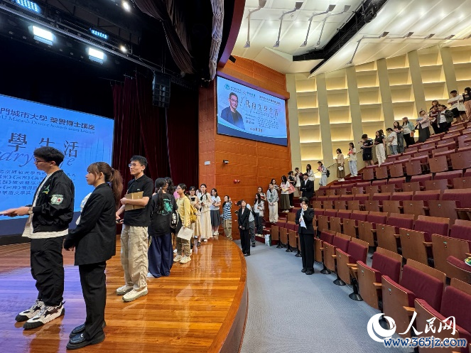 图为等待签名的同学们排起长队。人民网 记者富子梅摄