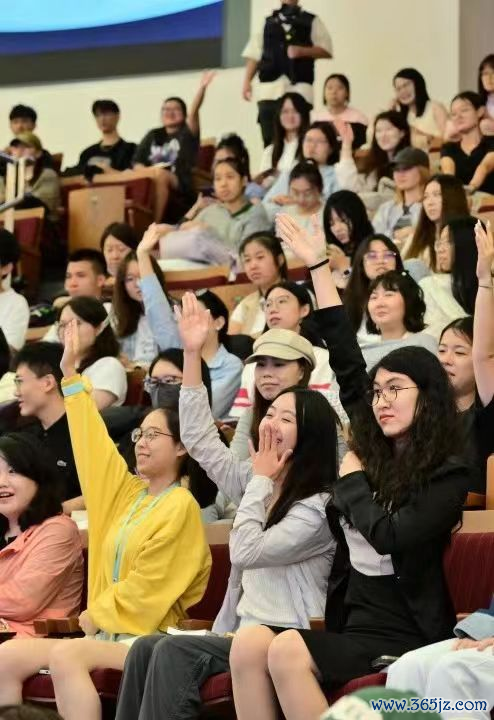 图为同学们踊跃提问，现场气氛热烈。主办方供图